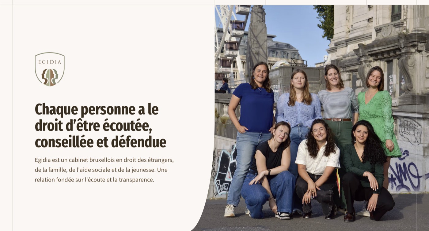 Page d’accueil du site d’Egidia : le titre « Chaque personne a le droit d’être écoutée, conseillée et défendue » à côté d’une photo des sept avocates devant un bâtiment bruxellois