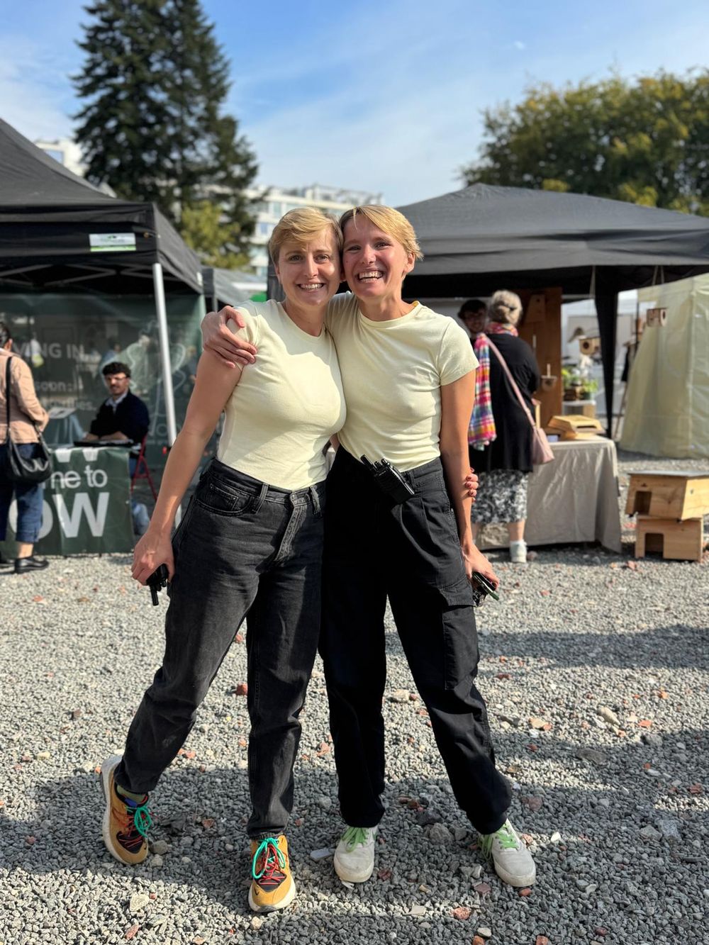 Marie et Flora côte à côte entre les stands, dans le t-shirt de l’événement