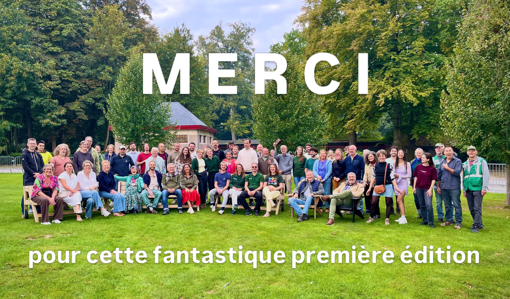 Photo de groupe des exposants et de l’équipe sur la pelouse de l’Hippodrome, avec le message « Merci pour cette fantastique première édition »